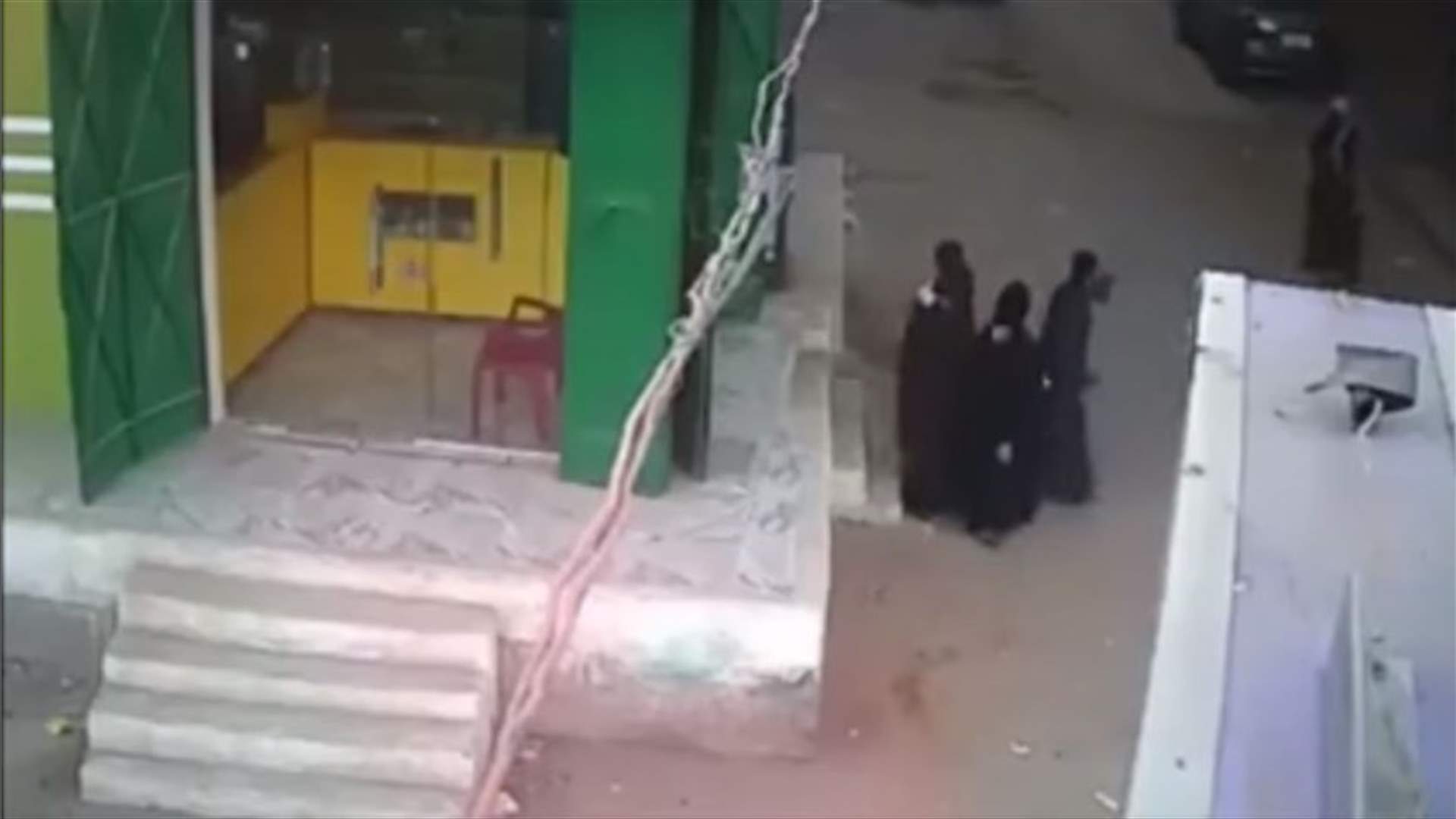 بالفيديو- حاول أن يحمي والدته من والده في مصر... فوقعت المصيبة!
