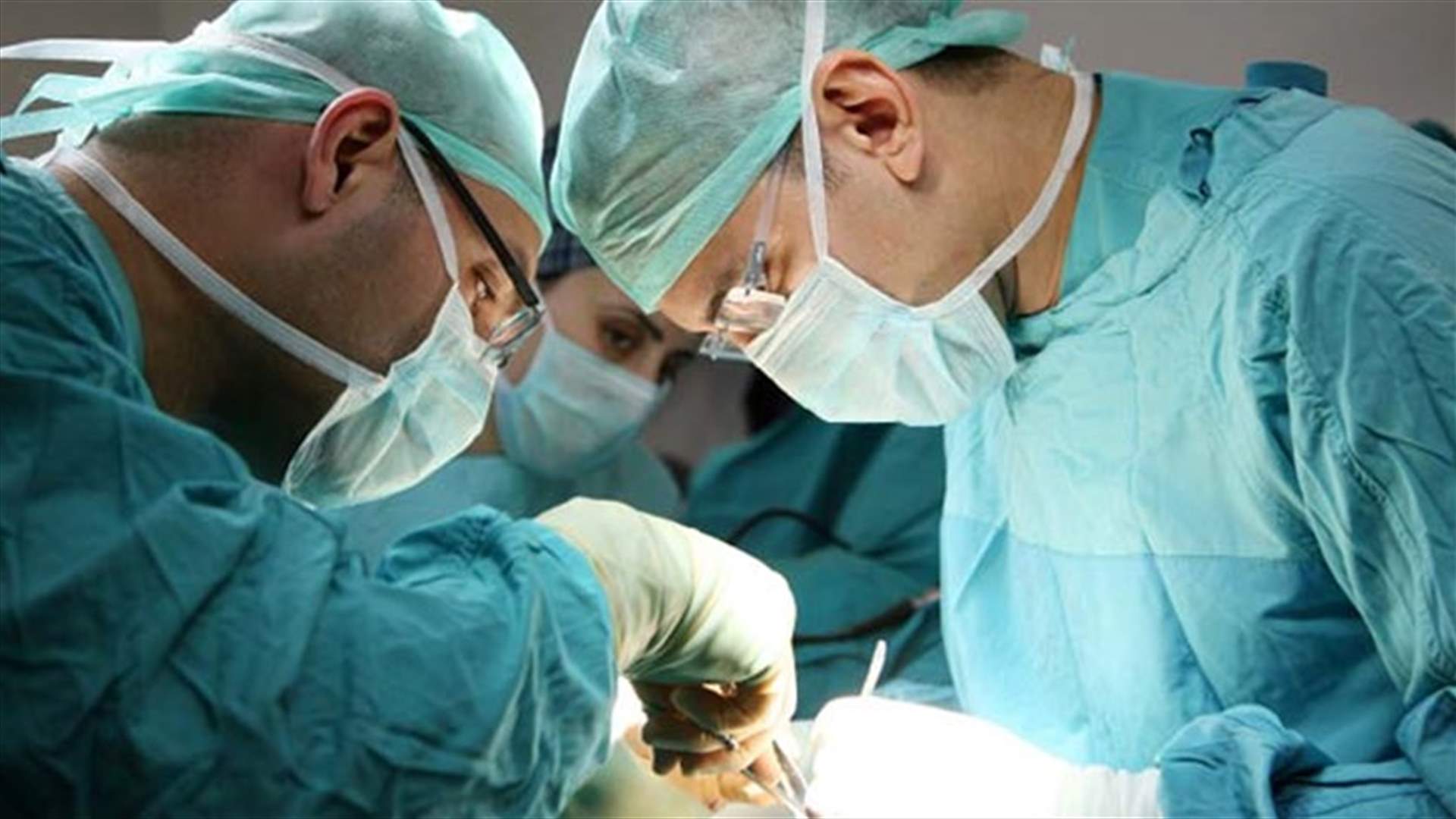 بالصورة- جراحون وجدوا 27 عدسة لاصقة عالقة في عين مريضة...