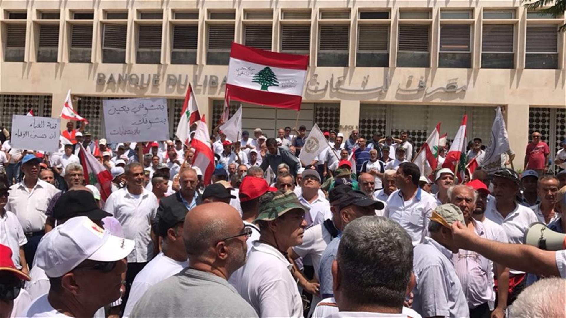 العسكريون المتقاعدون يحتجون