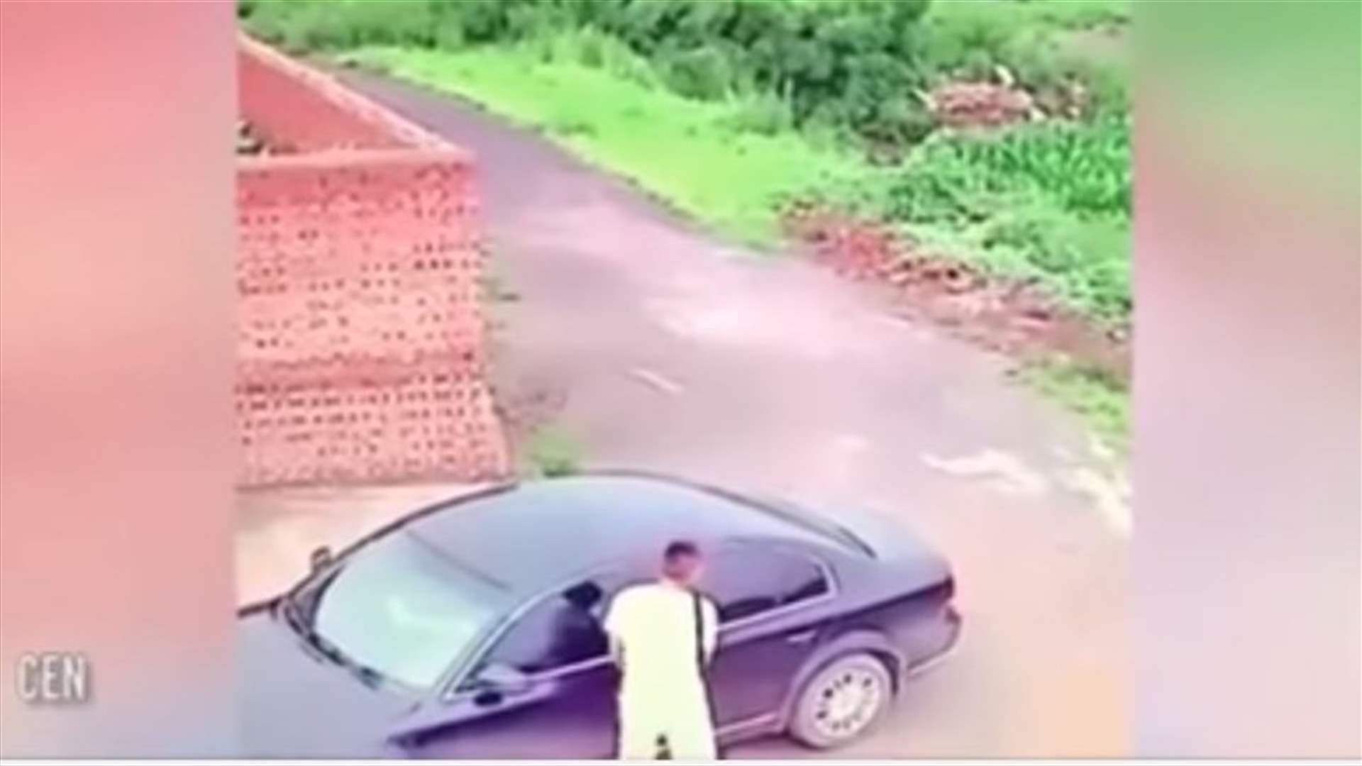 بالفيديو- حاول سرقة سيارة... لكنّه تفاجأ بما كان السائق يفعله بداخلها!
