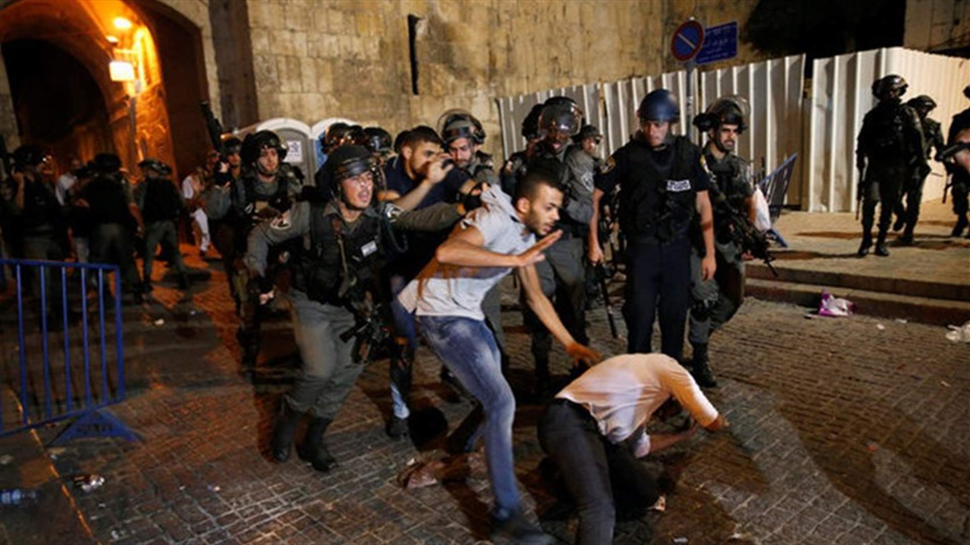 بالفيديو والصور- مواجهات في محيط المسجد الاقصى ووقوع اصابات