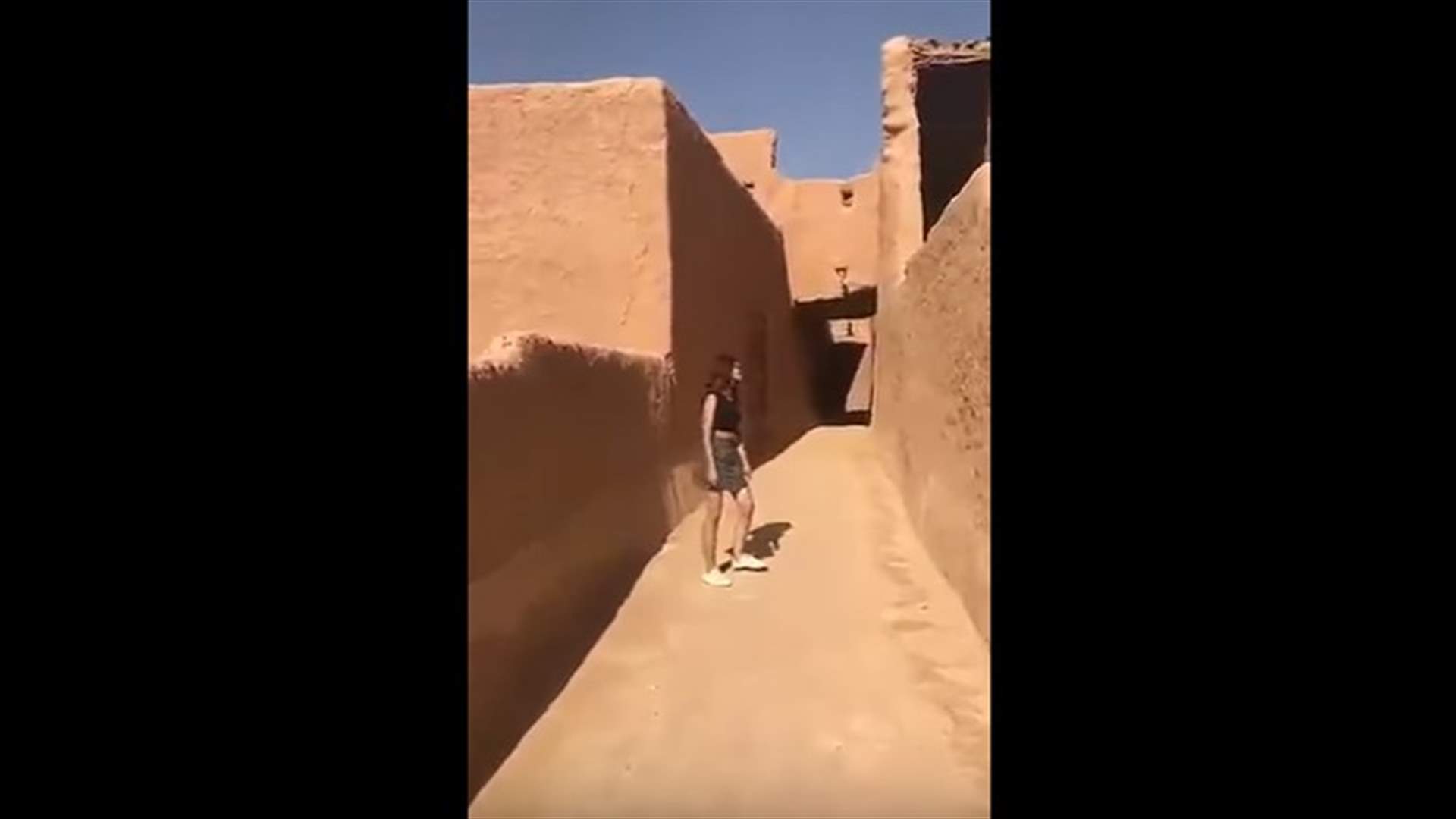 بالفيديو- بعدما اثارت غضب السعوديين...هذا هو مصير فتاة "التنورة القصيرة"