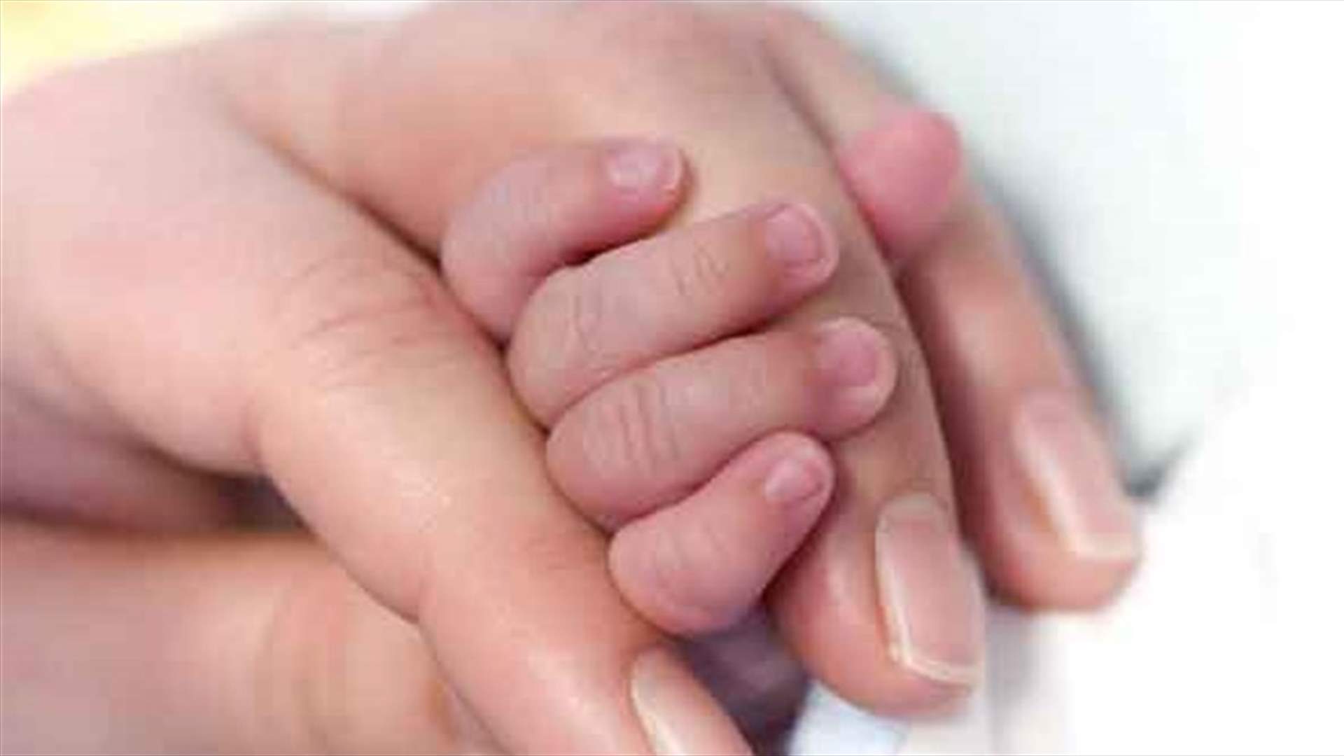 صورة تفطر القلوب... رضيع يُقبل والدته قبل أن تفارق الحياة