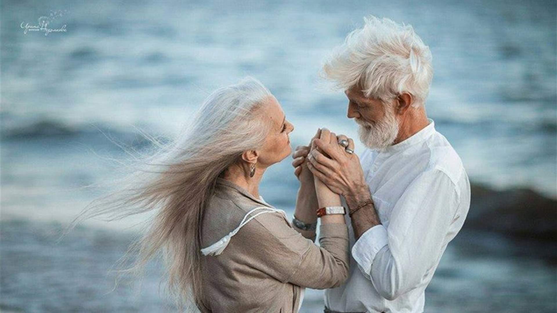 بالصور - ثنائي كبير السن يكسر "الروتين"... على شاطئ مهجور