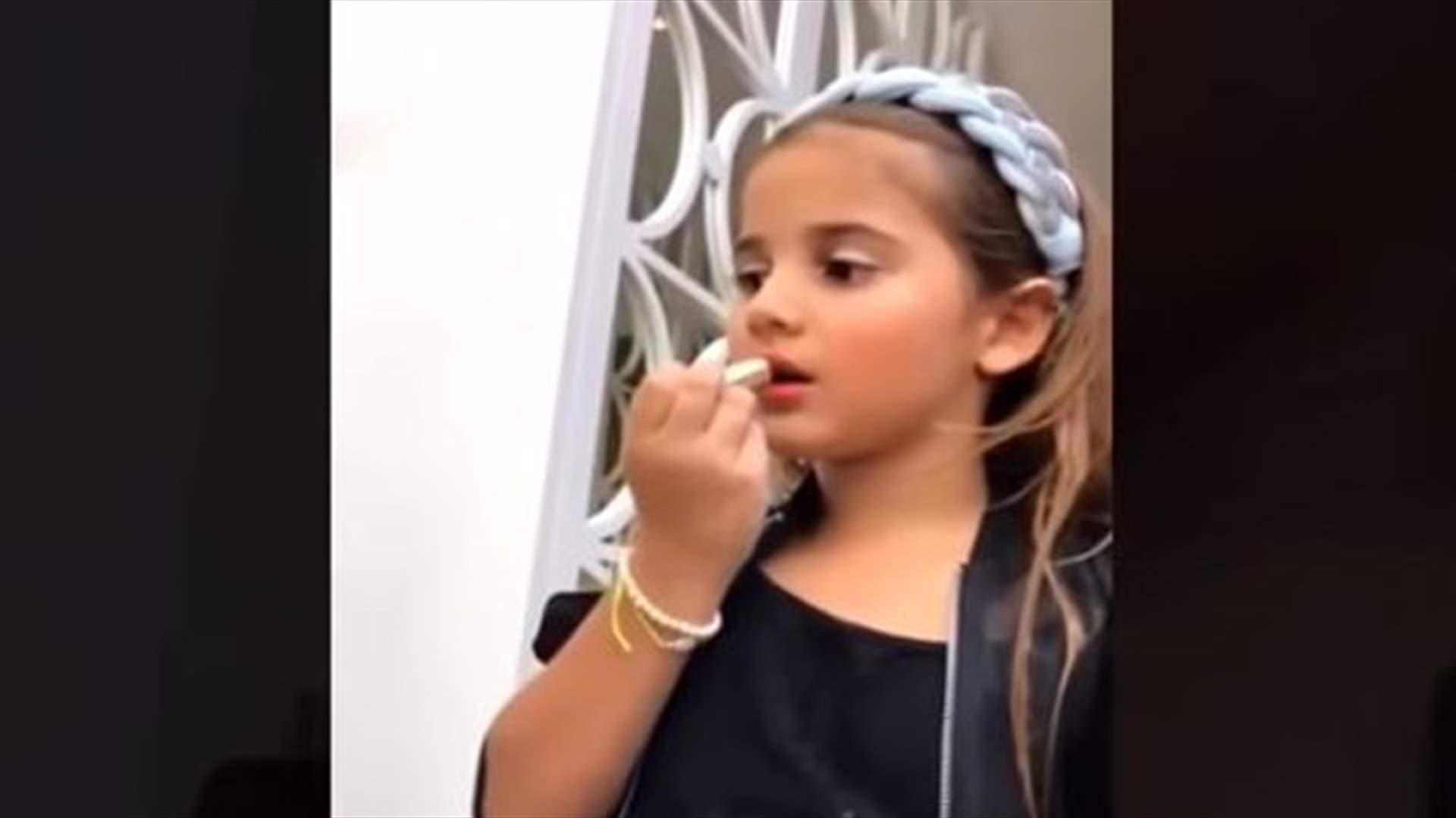 بالفيديو: إبنة الـ6 سنوات تضع المكياج بإحتراف.. والدتها إعلاميّة لبنانيّة!
