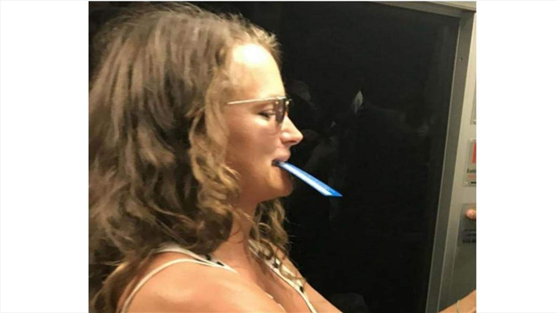 صورة تجتاح الانترنت... ماذا فعلت هذه المرأة لرجل في القطار؟