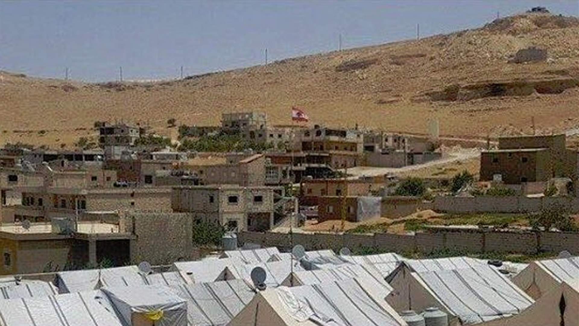 بالصور- رفع العلم اللبناني داخل مخيمات عرسال