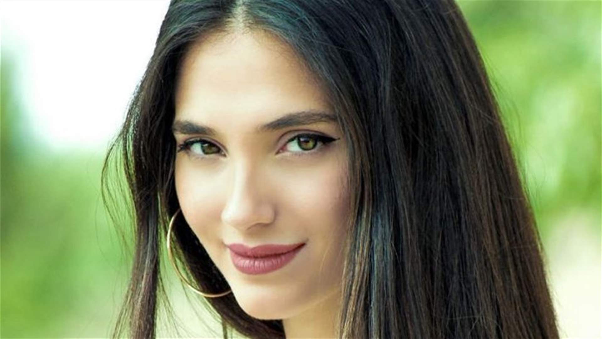 بالصورة: ملكة جمال لبنان ساندي تابت.. جمال وأناقة داخل السيارة