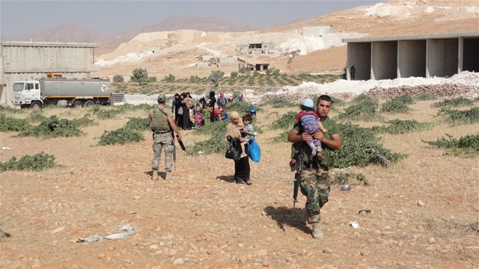 بالصور - الجيش اللبناني يساعد النازحين في عرسال