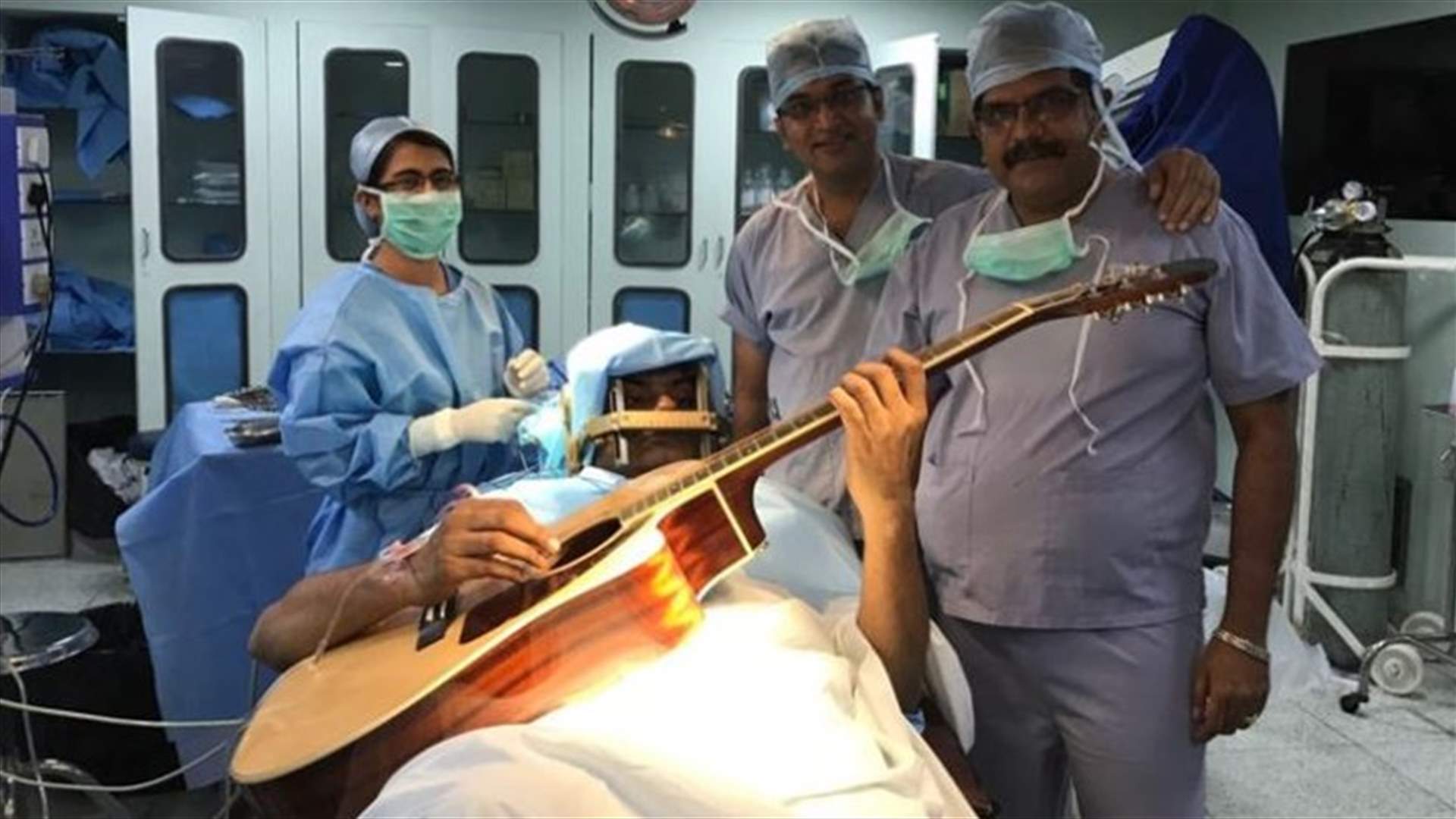 بالفيديو- عزف على الغيتار أثناء خضوعه لعملية جراحية في الرأس!