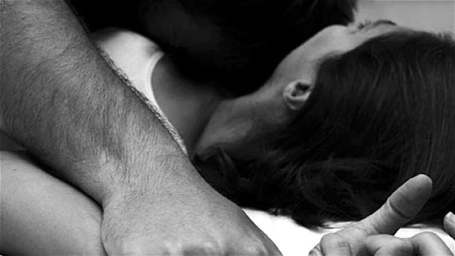 ضبطه وهو يمارس الجنس مع ابنته القاصر... ماذا حصل بعدها؟