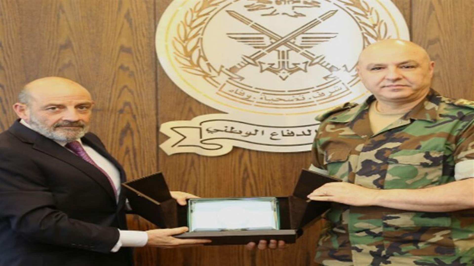 الصراف تابع وقائد الجيش المهمات على الحدود الشرقية
