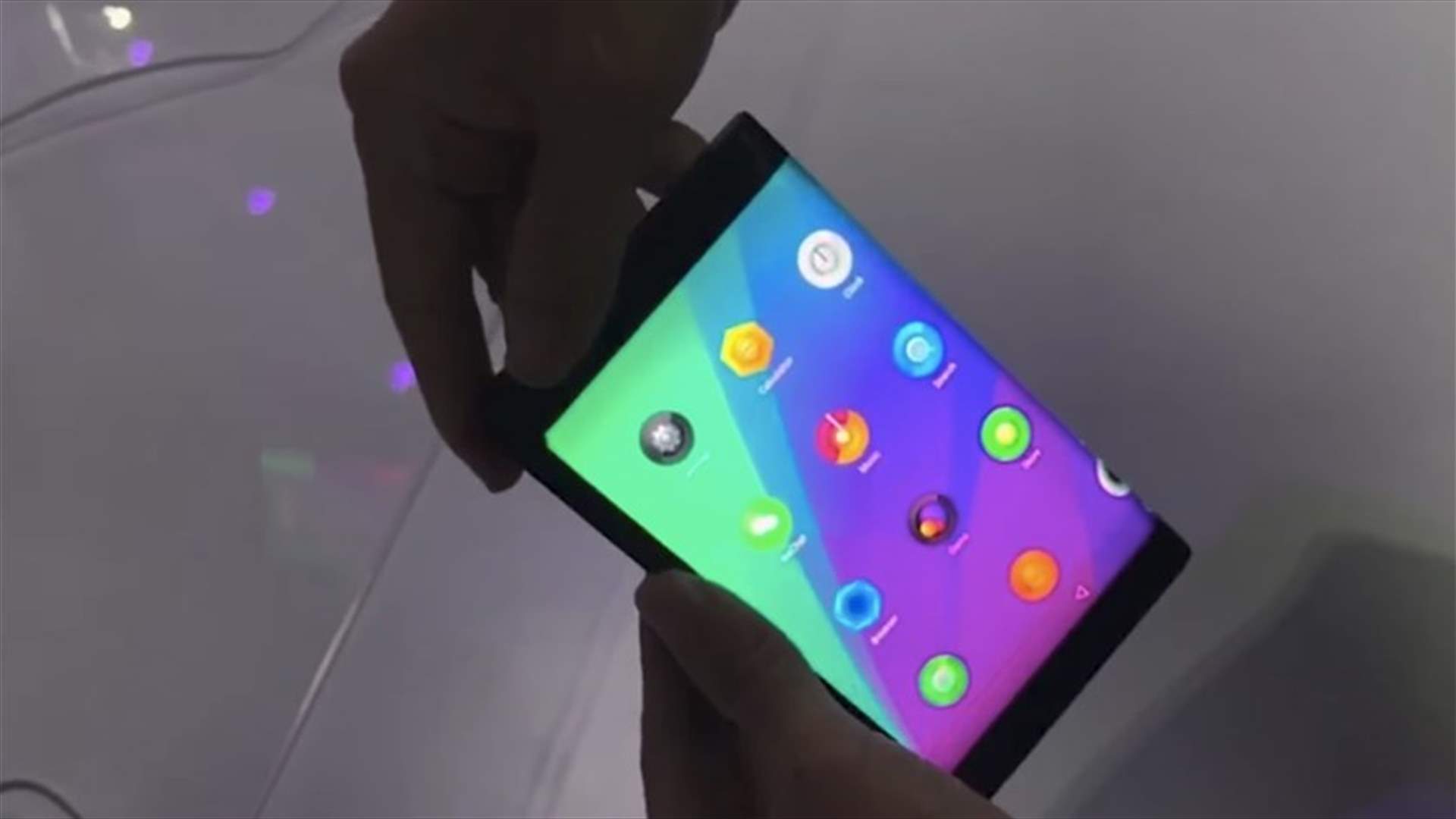 بالفيديو - جهاز قابل للطي من Lenovo يتحوّل إلى هاتف ذكي بثوان