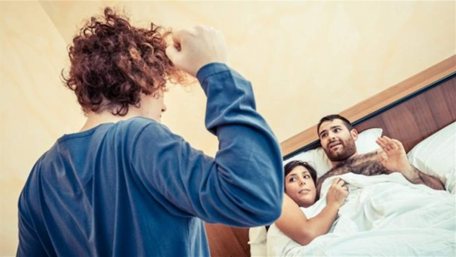 ضبطته زوجته بالجرم المشهود في أحضان زوجة شقيقه... ما فعله بها لا يصدقه العقل!