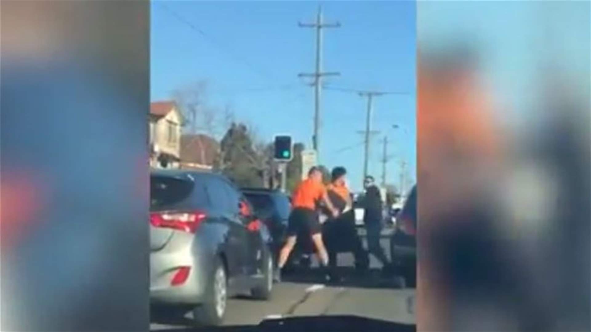 شاهدوا كيف تعارك 4 رجال في وسط الطريق...