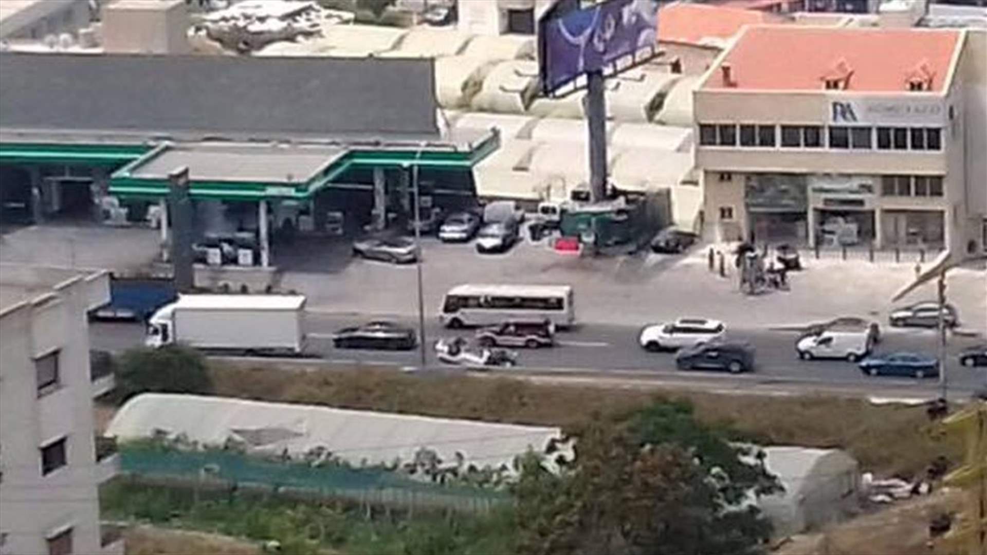 بالصورة- انقلاب سيارة على اوتوستراد طبرجا