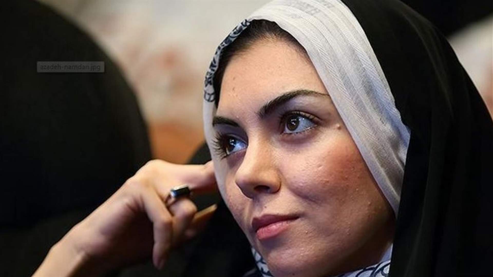 مذيعة ايرانية...خلعت الحجاب وتناولت الجعة!