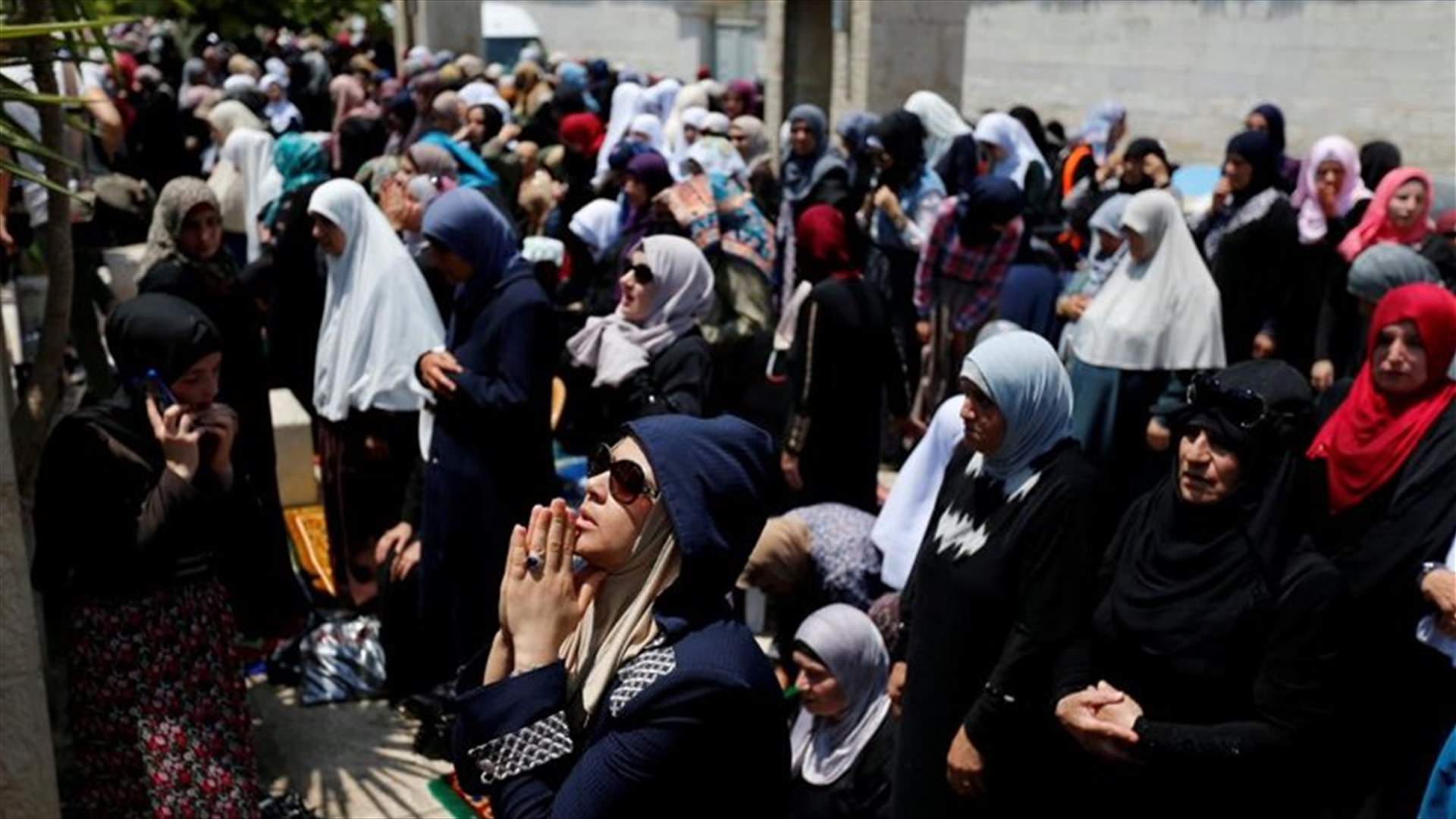 Thousands rush to pray at Jerusalem&#39;s Al-Aqsa mosque amid tension