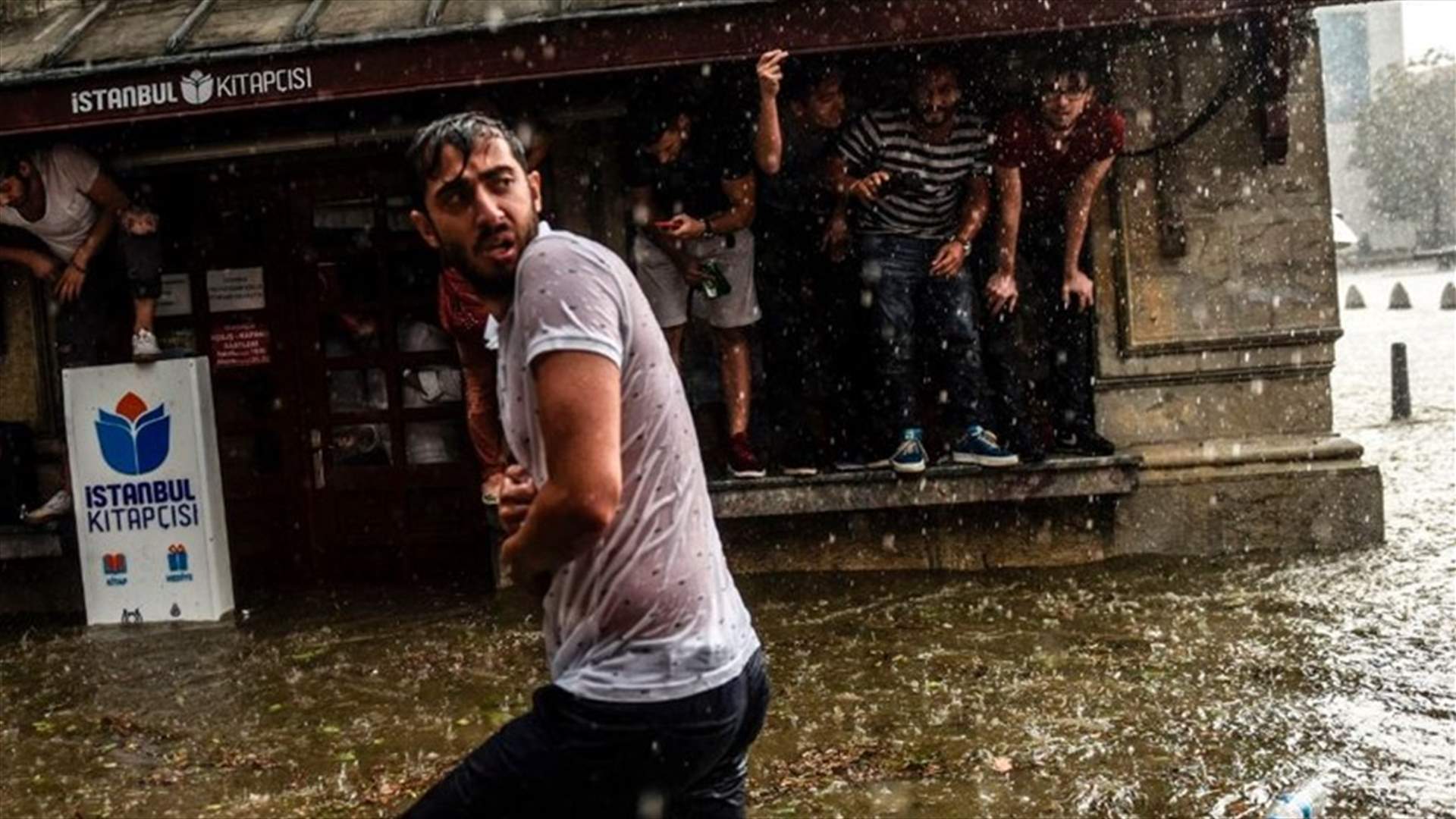 بالفيديو - جرحى اثر عاصفة في اسطنبول...وحبات برد بحجم كرات الغولف!