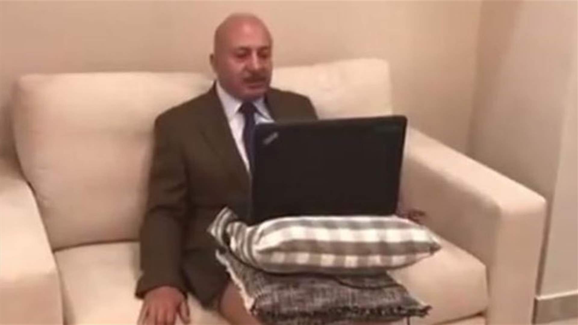 كيف علّق المحلل الأردني على ظهوره عبر سكايب "بالشورت"