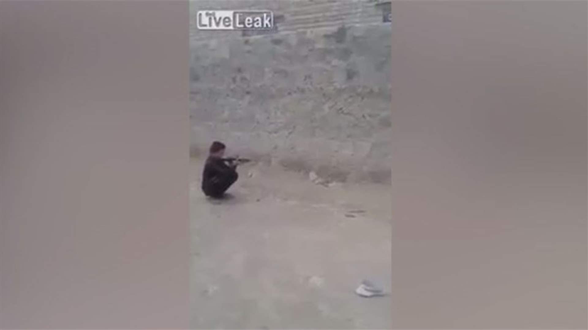 بالفيديو- طفل يصوّب البندقية نحو رأس صديقه ويطلق النار!
