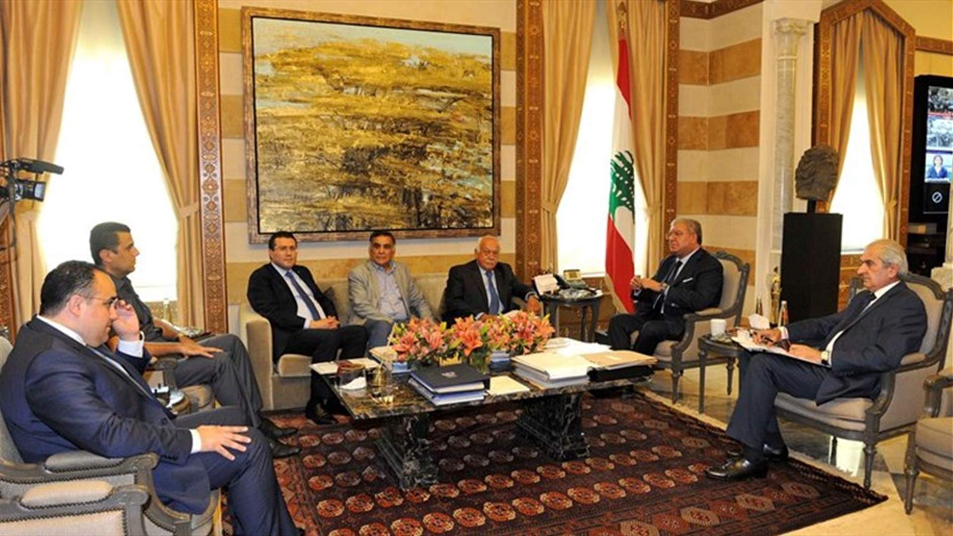 المشنوق تبلغ نية بريطانيا رفع الحظر عن نقل الركاب للاجهزة الالكترونية
