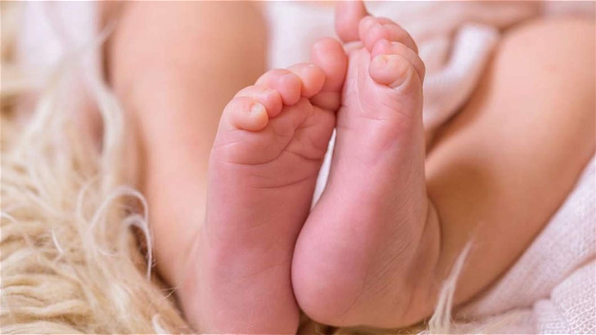 دلكي هذه الأماكن في قدمي طفلكِ حتى يتوقف عن البكاء