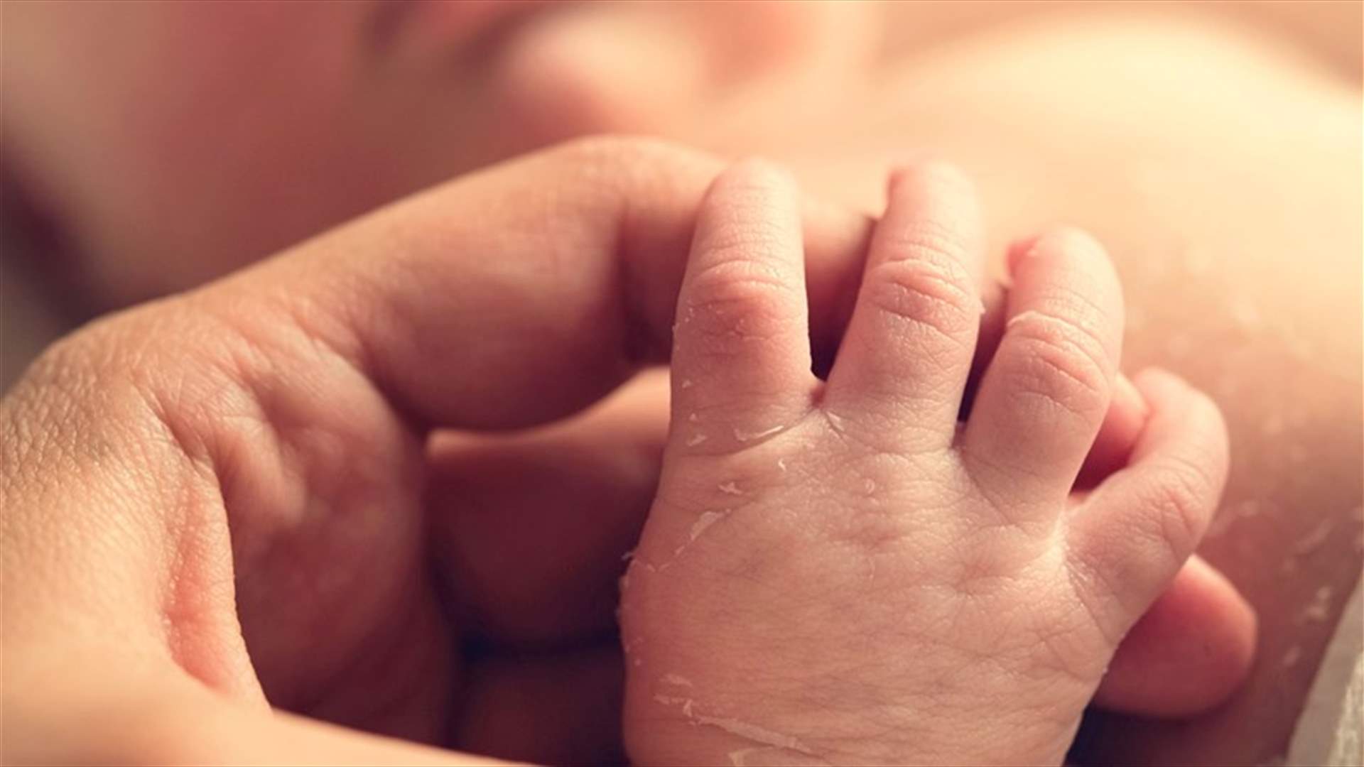 بالصورة - في لبنان...ولادة طفلة تشبه عروس البحر!