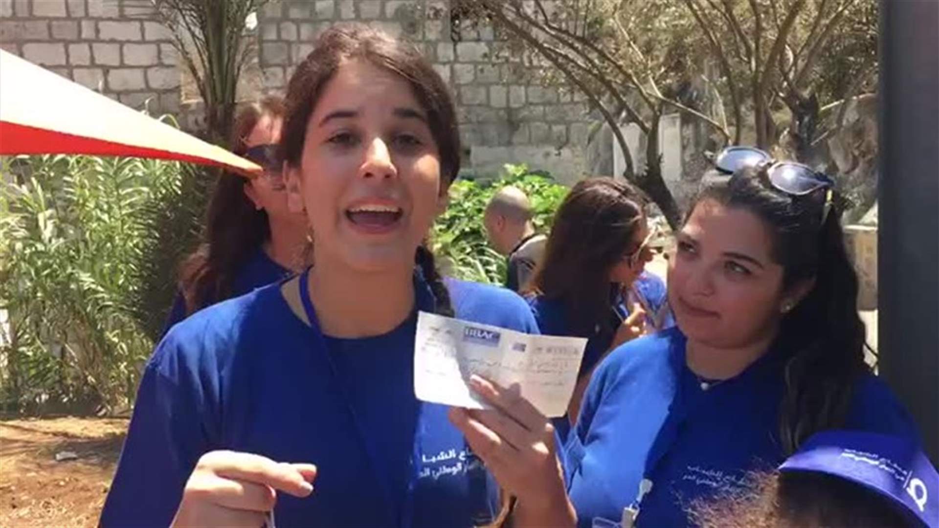 بالفيديو - العثور على "شك" مصرفي أثناء تنظيف طريق نهر الكلب...من هو صاحبه؟