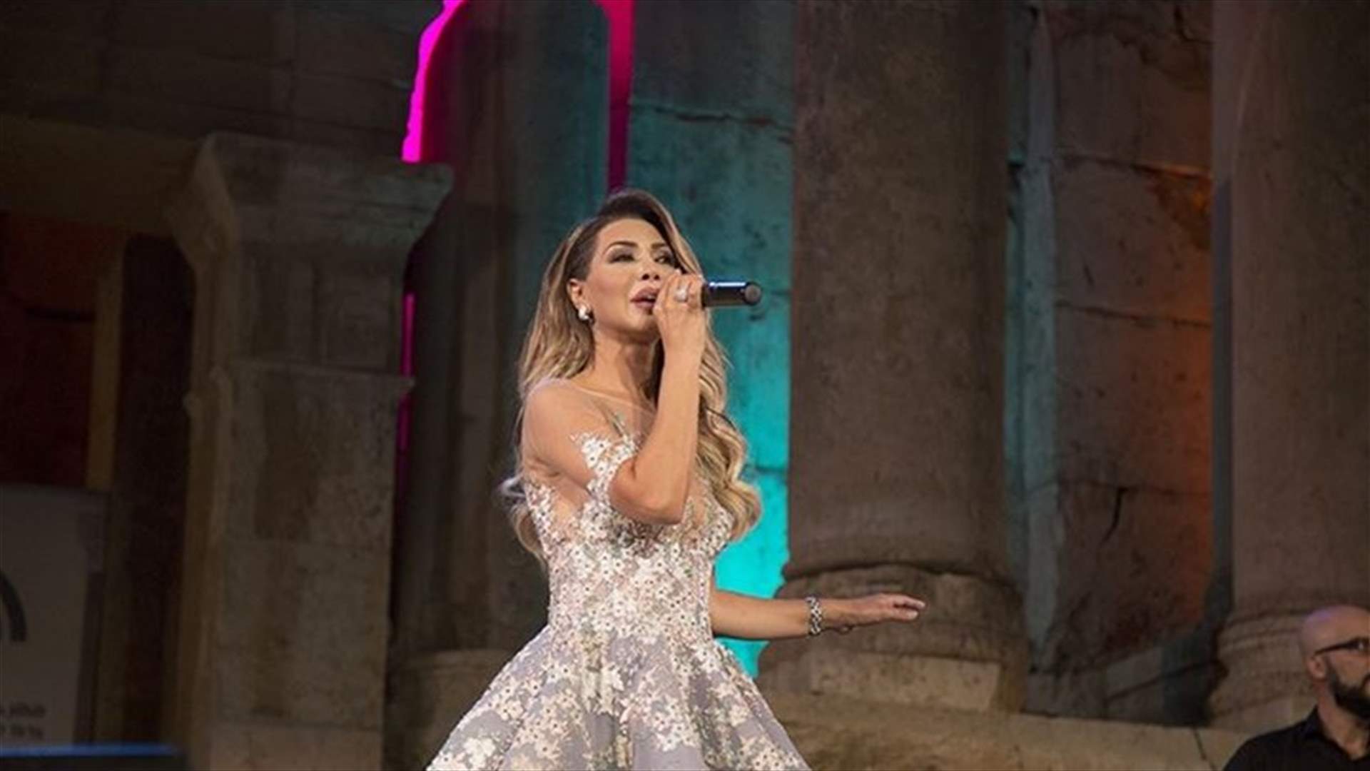 بالفيديو – معجبة اقتحمت مسرح جرش للقاء نوال الزغبي... ما قامت به صادم!