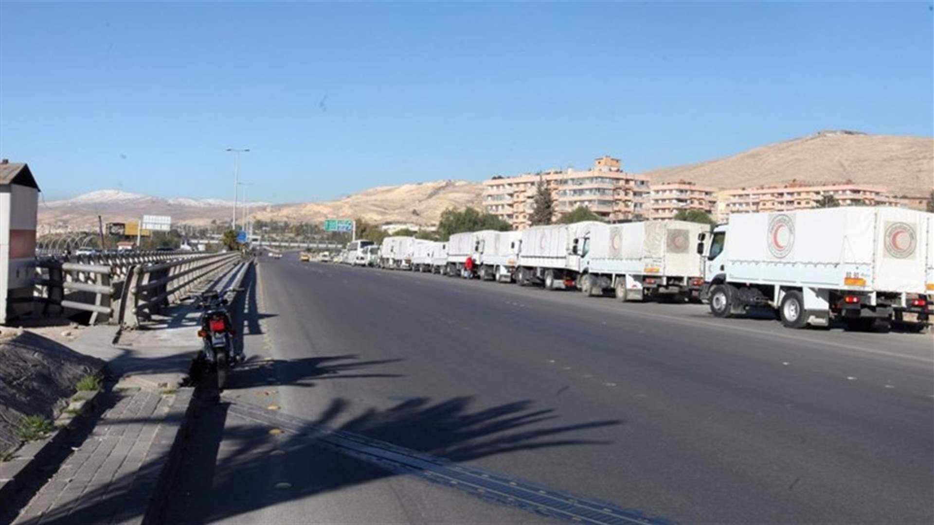 بلدة محاصرة بالغوطة الشرقية تتلقى مساعدات