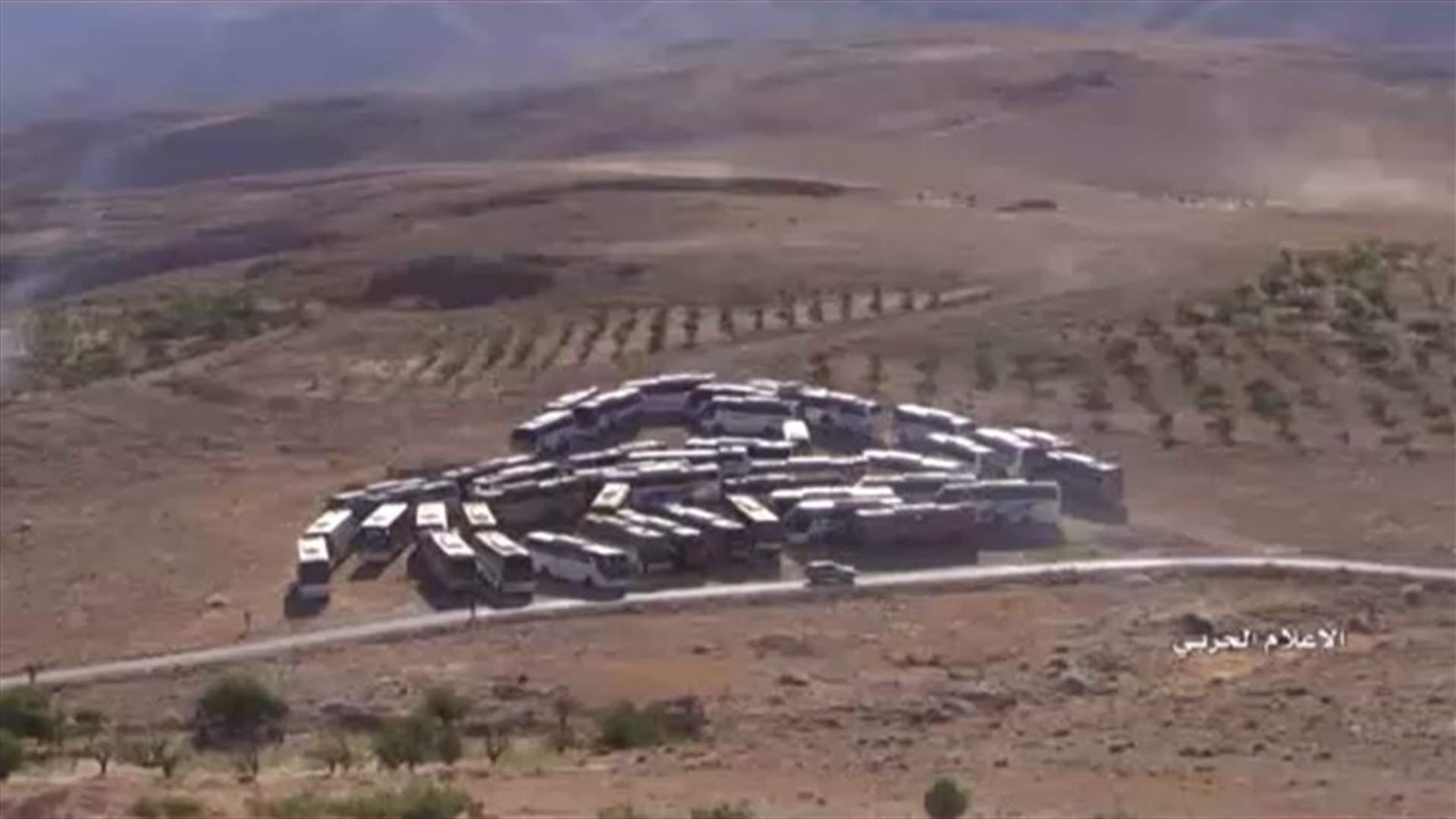 بالفيديو -  بدء وصول الحافلات التي ستقل مسلحي جبهة النصرة وعائلاتهم