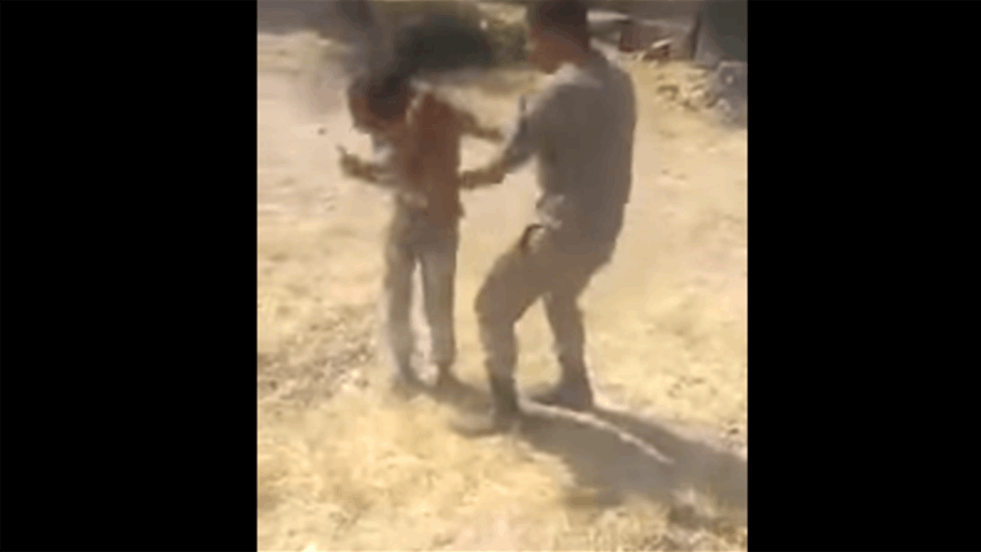 جنود اتراك يضربون ويهينون شبانا سوريين.. ويوثقون الحادثة بالفيديو