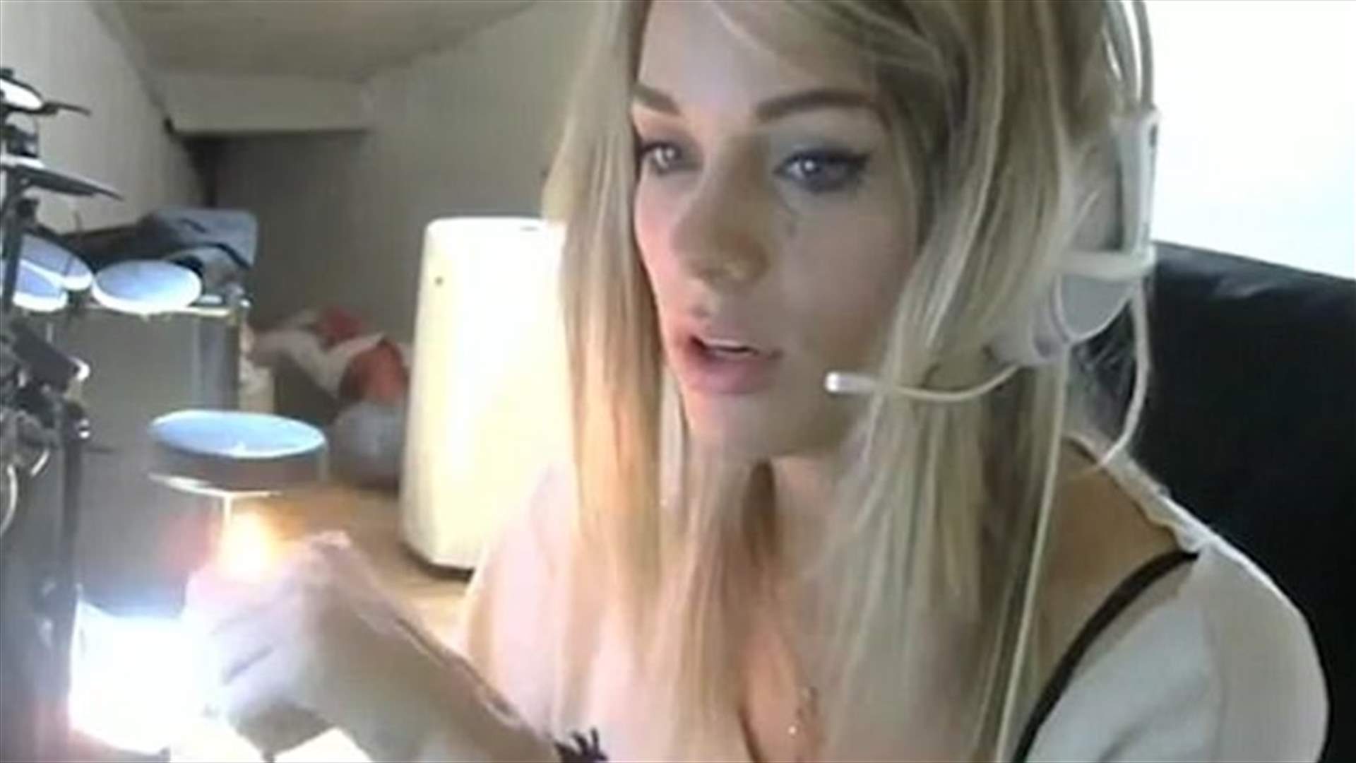 بالفيديو - شابة فرنسية تعيش أسوأ كابوس في حياتها خلال بثّ مباشر