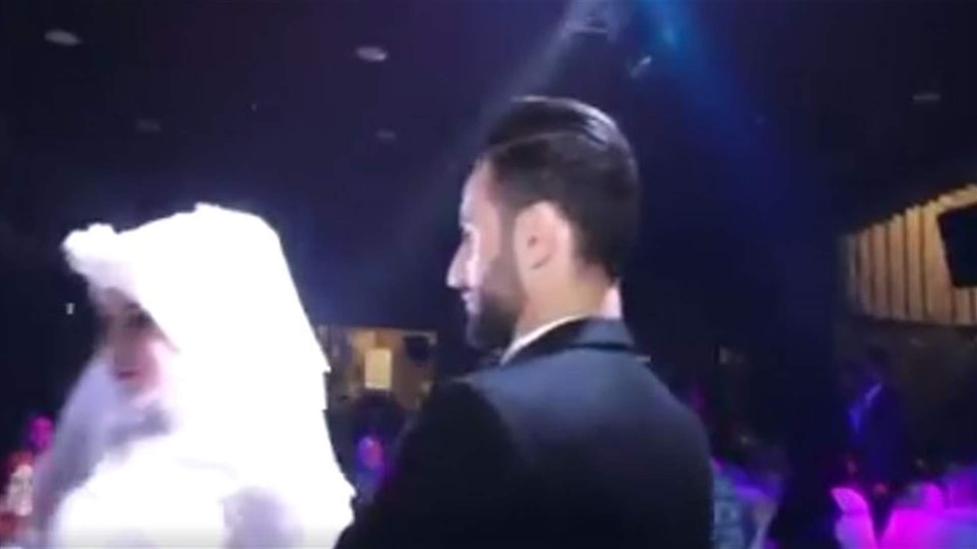 بالفيديو - عريس لبناني يُفاجئ والدته في حفل زفافه... ماذا طلب منها؟