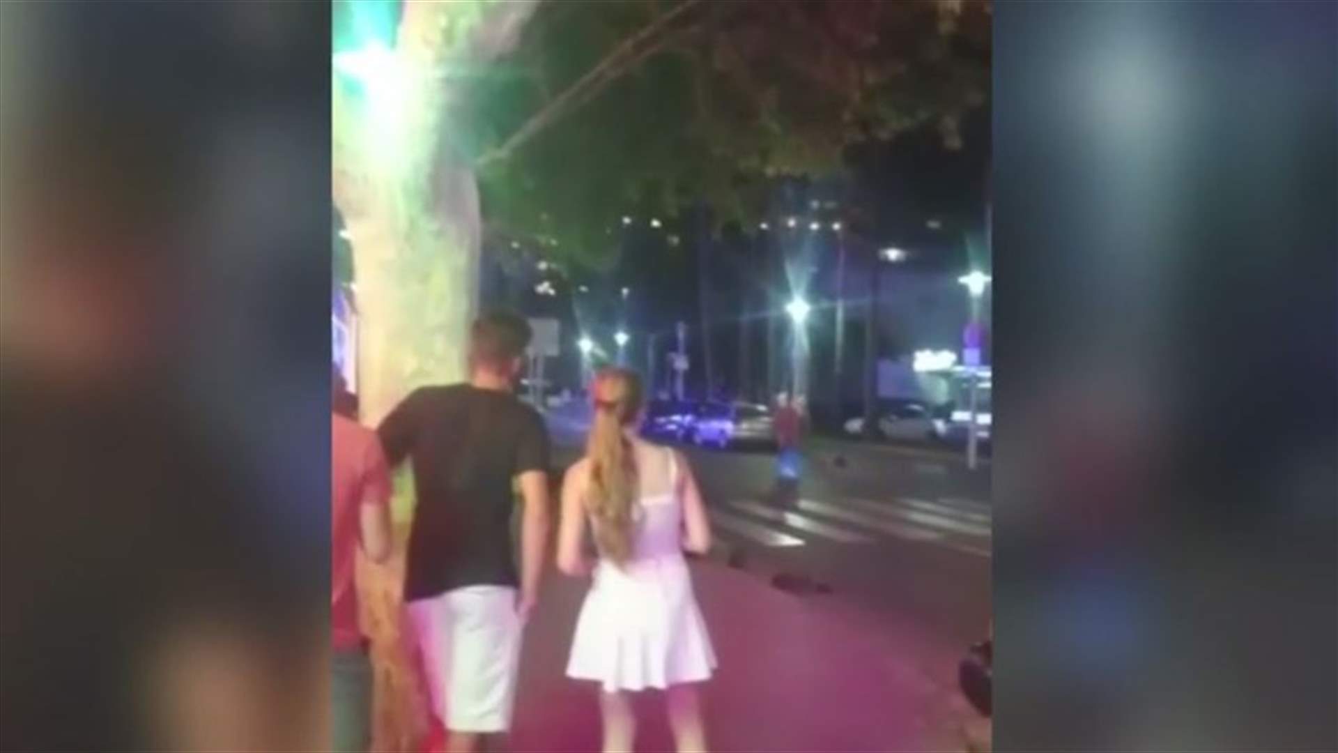 بالفيديو- مشى عارياً في الشارع... وهذا ما فعله المارة!
