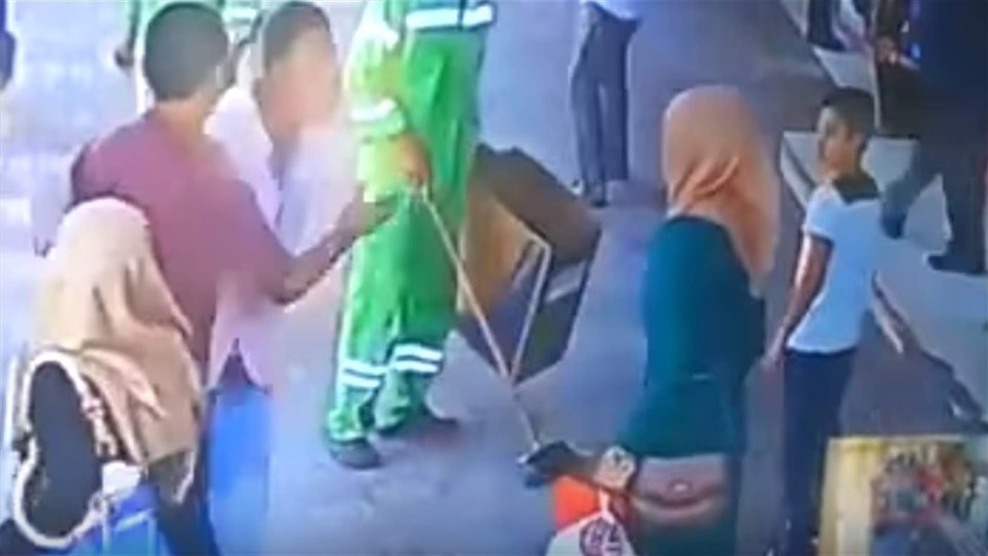 بالفيديو - في عمان... تشاجرا أمام المارة في وضح النهار!