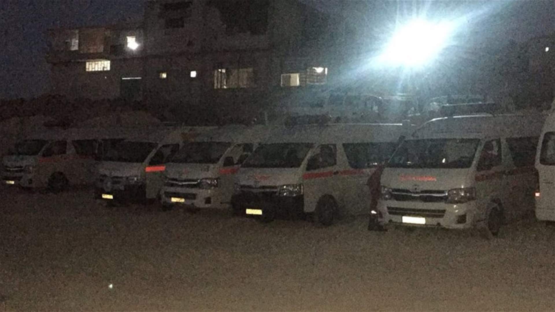 بالصورة - سيارات الهلال الأحمر السوري التي من المقرر أن ترافق الحافلات القادمة من عرسال وصلت إلى بلدة فليطة في القلمون الغربي