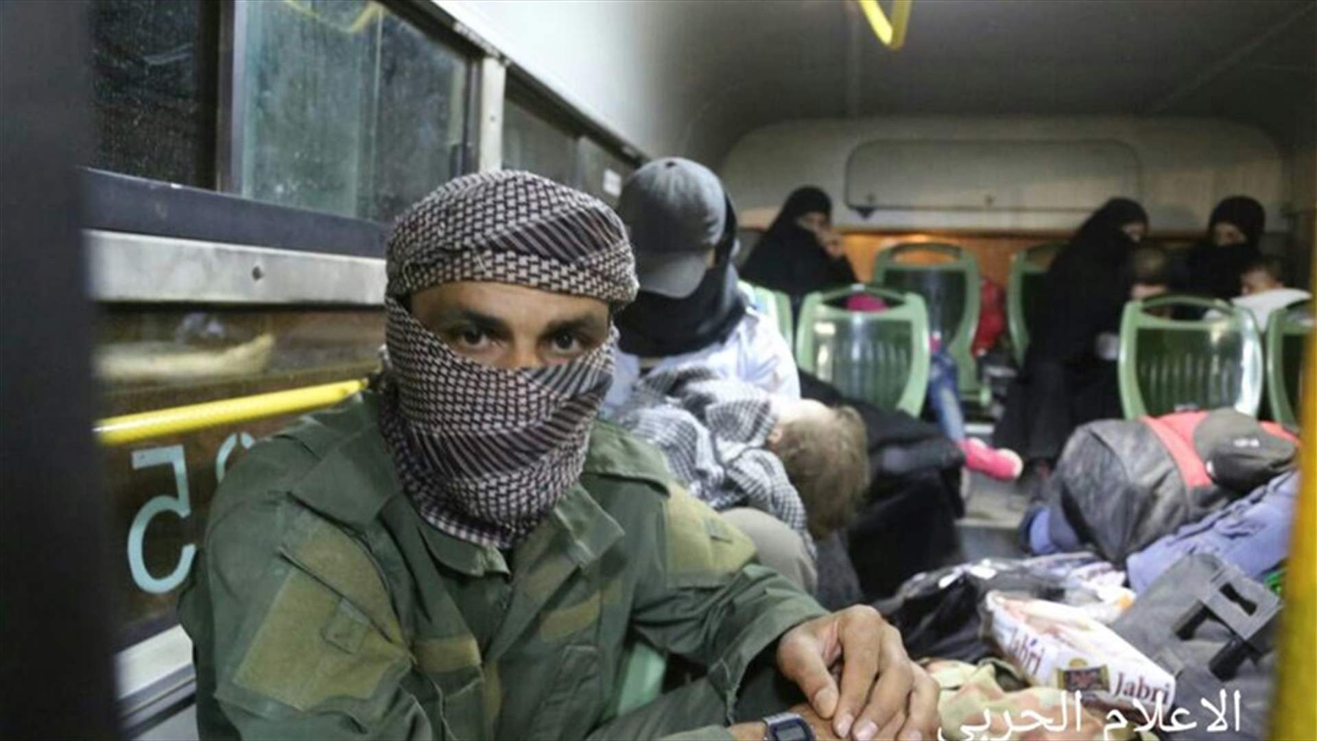 صور من داخل حافلات مسلحي النصرة وعائلاتهم...