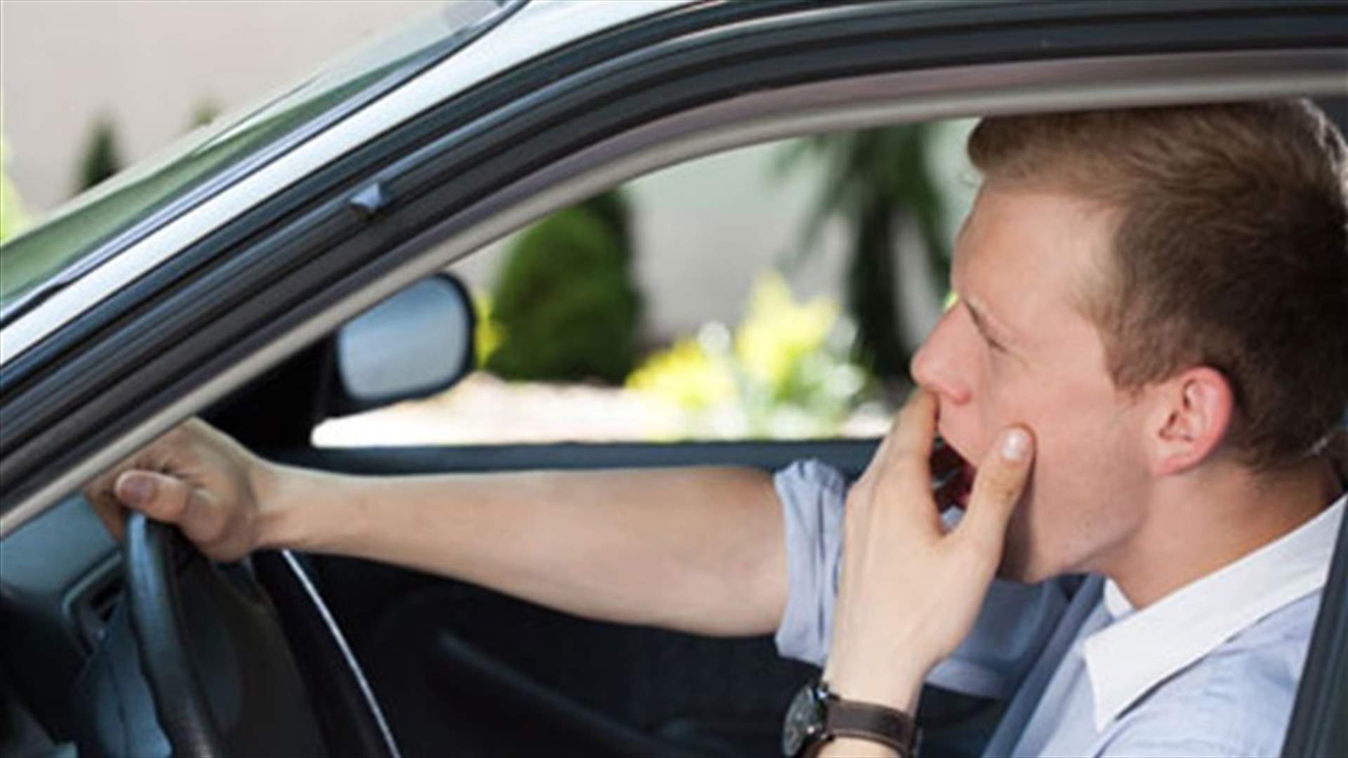 سوار يصعق السائق كهربائياً ليتجنب النوم أثناء القيادة!