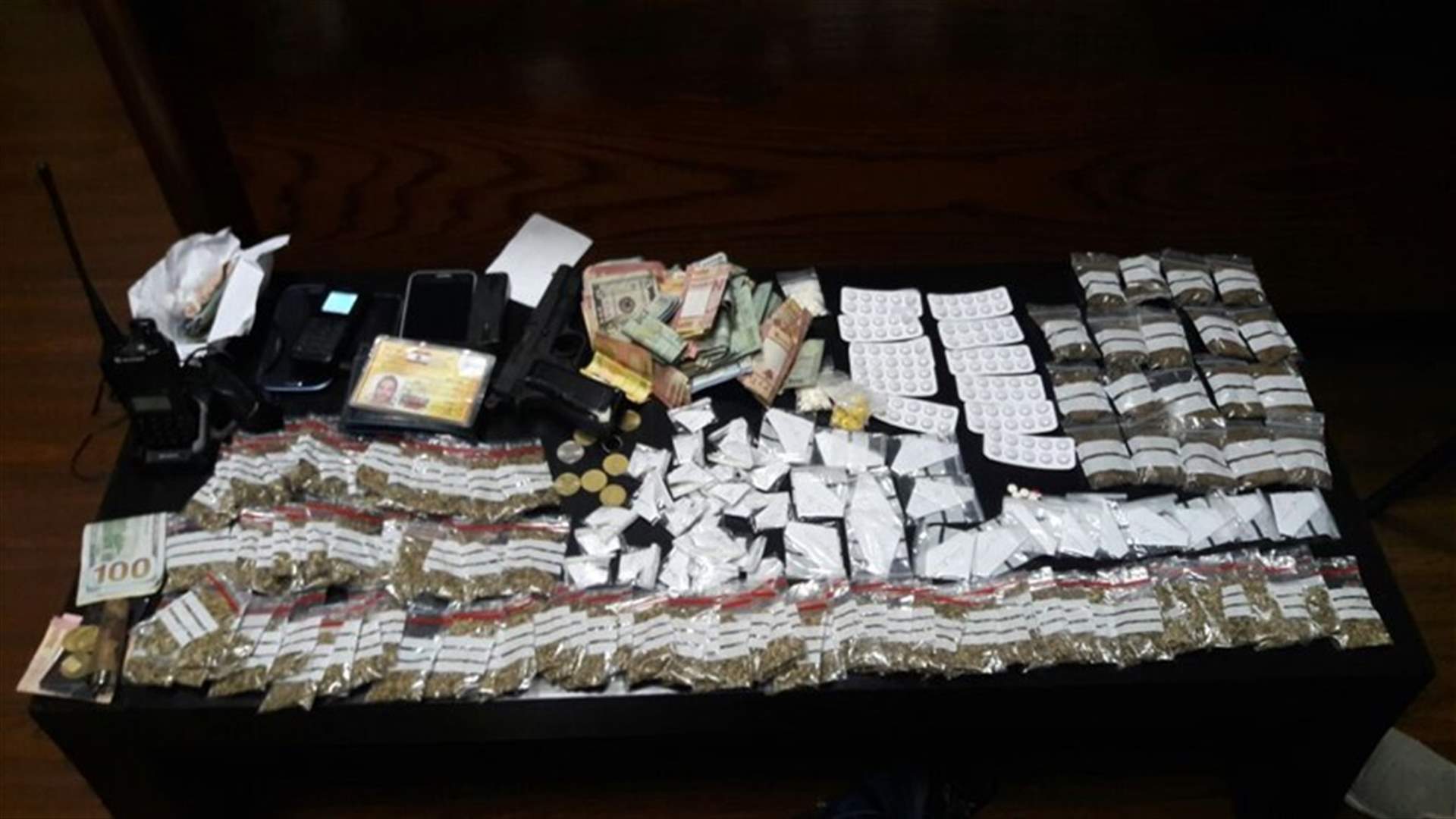 بالصور - عصابة لترويج المخدرات بقبضة استخبارات الجيش