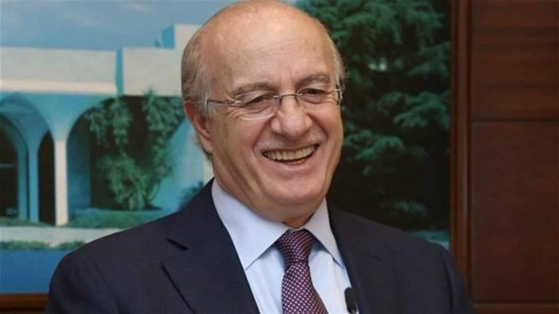 بالصورة - وزير الثقافة يقطف التفاح: بلش الموسم