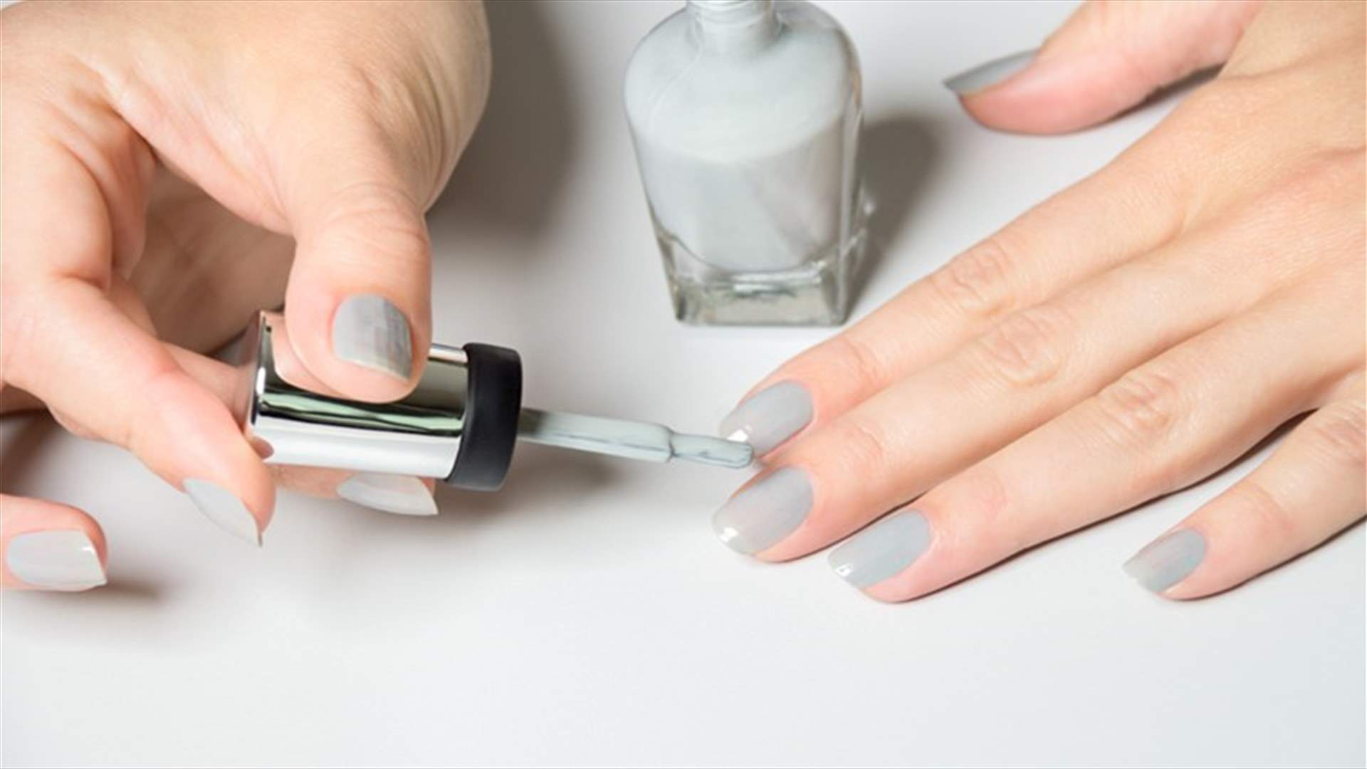 ثلاثة أسباب لتقشر طلاء أظافركِ بسرعة!