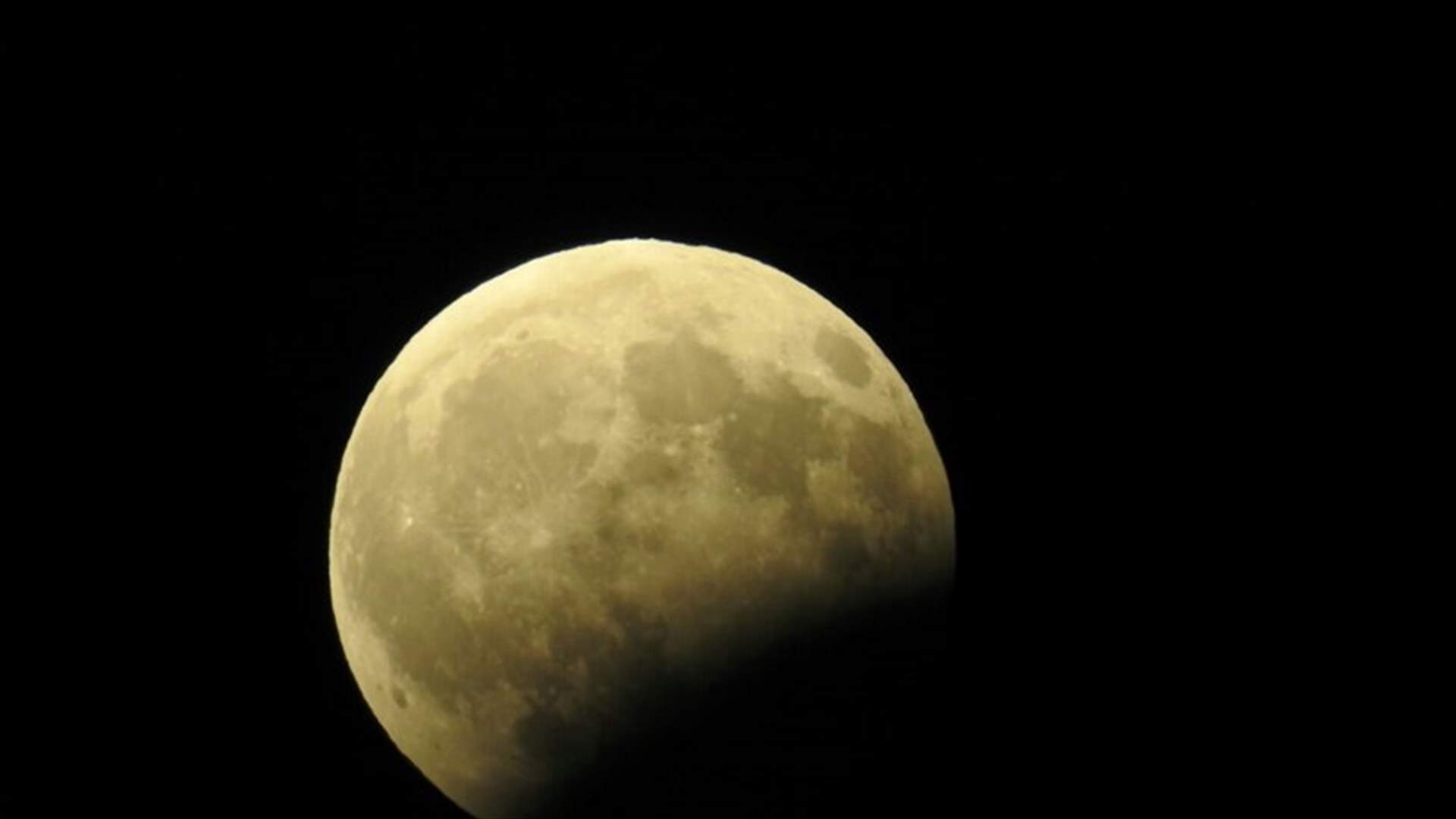 بالصور - خسوف جزئي للقمر في سماء لبنان