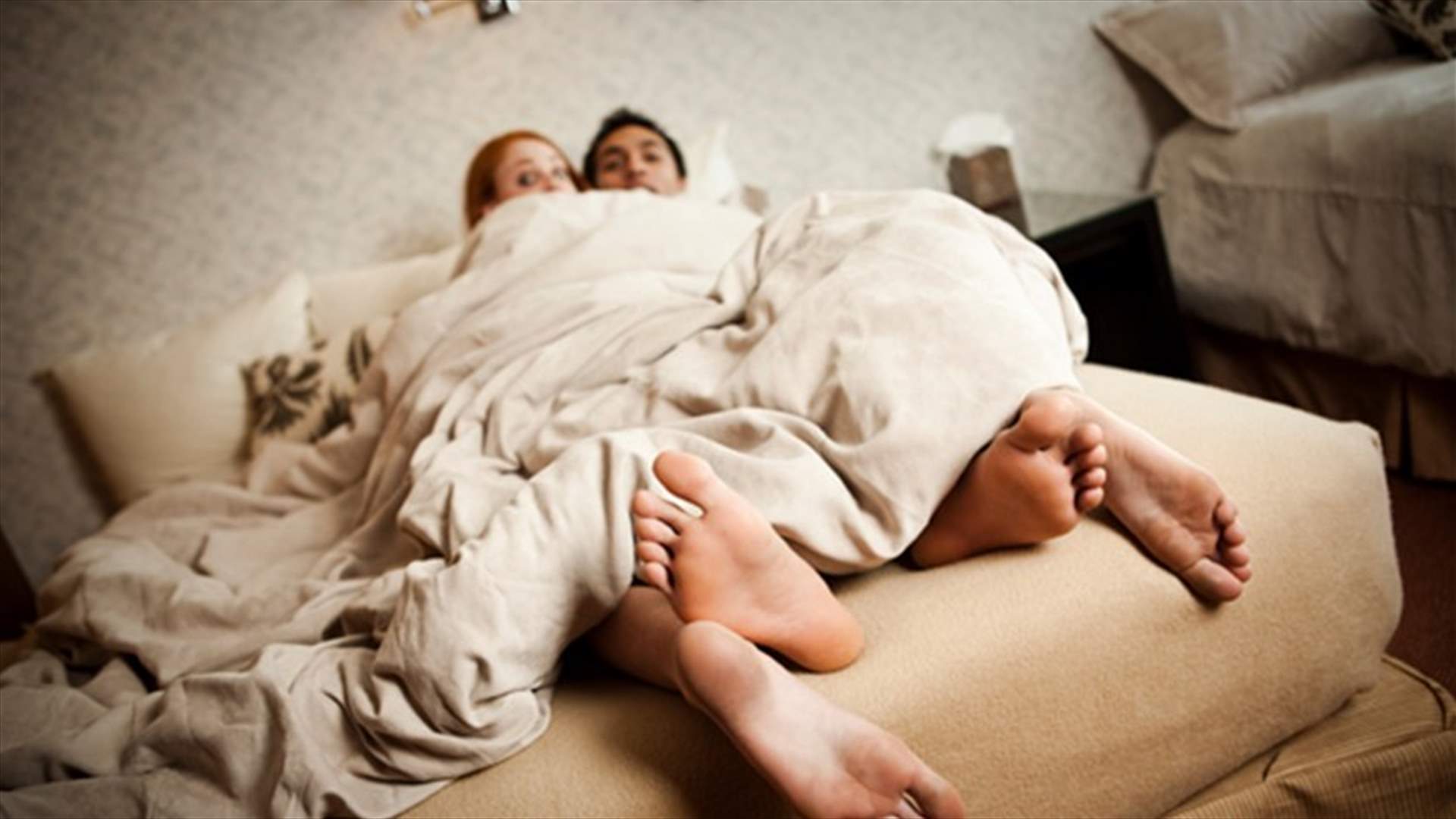 قتل ابن عشيقته بعدما ضبطهما بوضعٍ حميم في غرفة النوم!