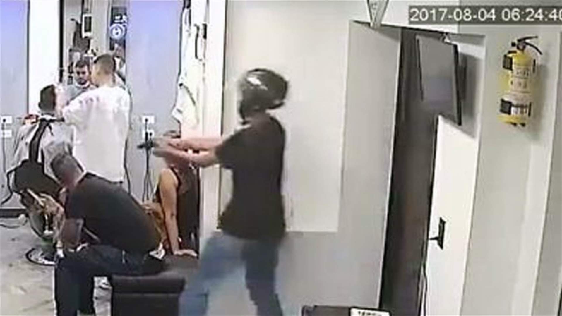 بالصورة - هذه حقيقة الفيديو المتداول عن إطلاق النار في محل للحلاقة بالبترون