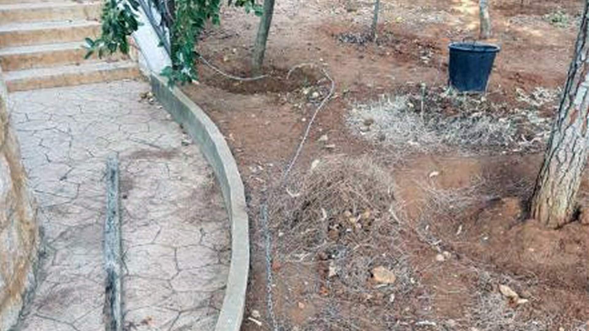 بالصور - قيّد ابنه بجنزير حديدي وقفل في بعبدات