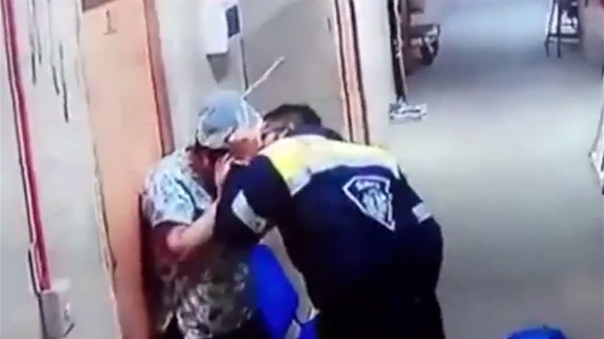 فيديو من داخل المستشفى فضح أمر المسعف... ماذا فعل لممرضة حامل؟