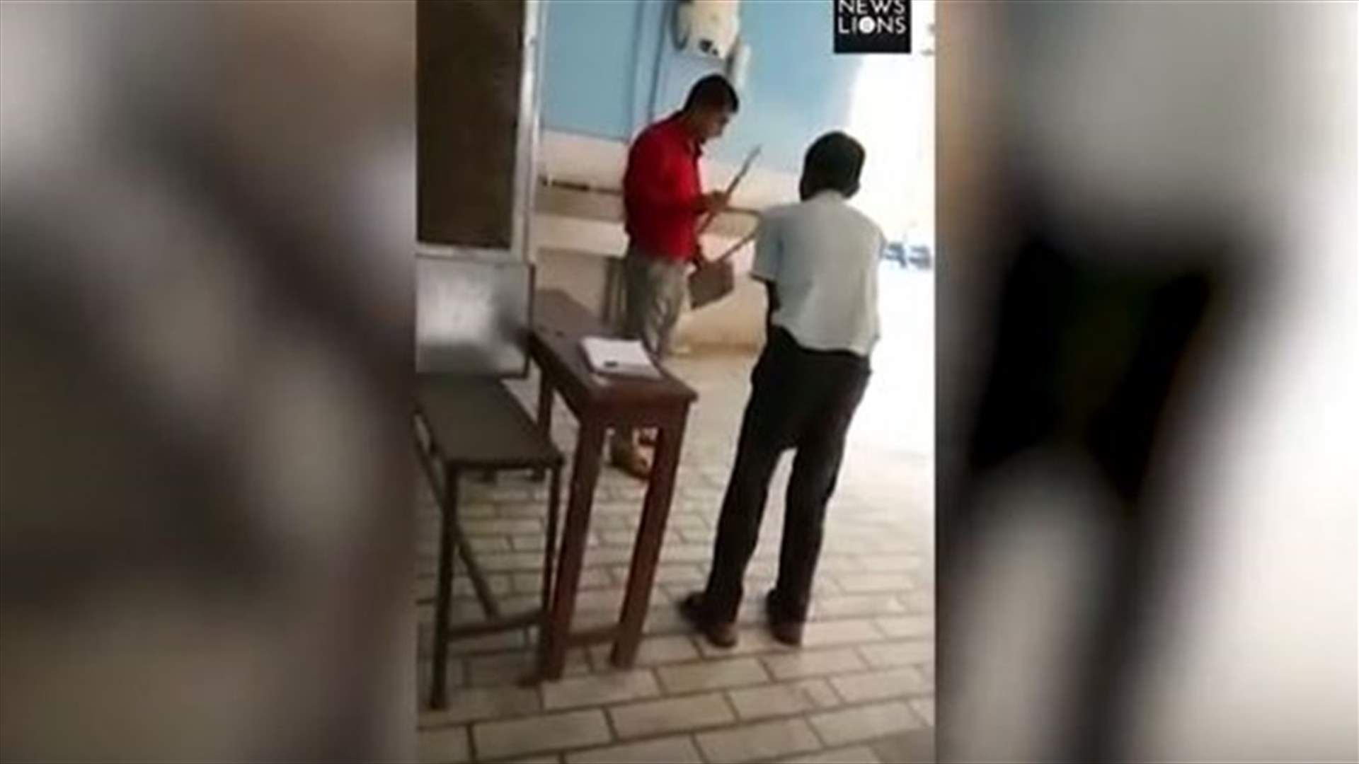 بالفيديو-  مدرّس يضرب تلاميذه بطريقة وحشية بالعصا!