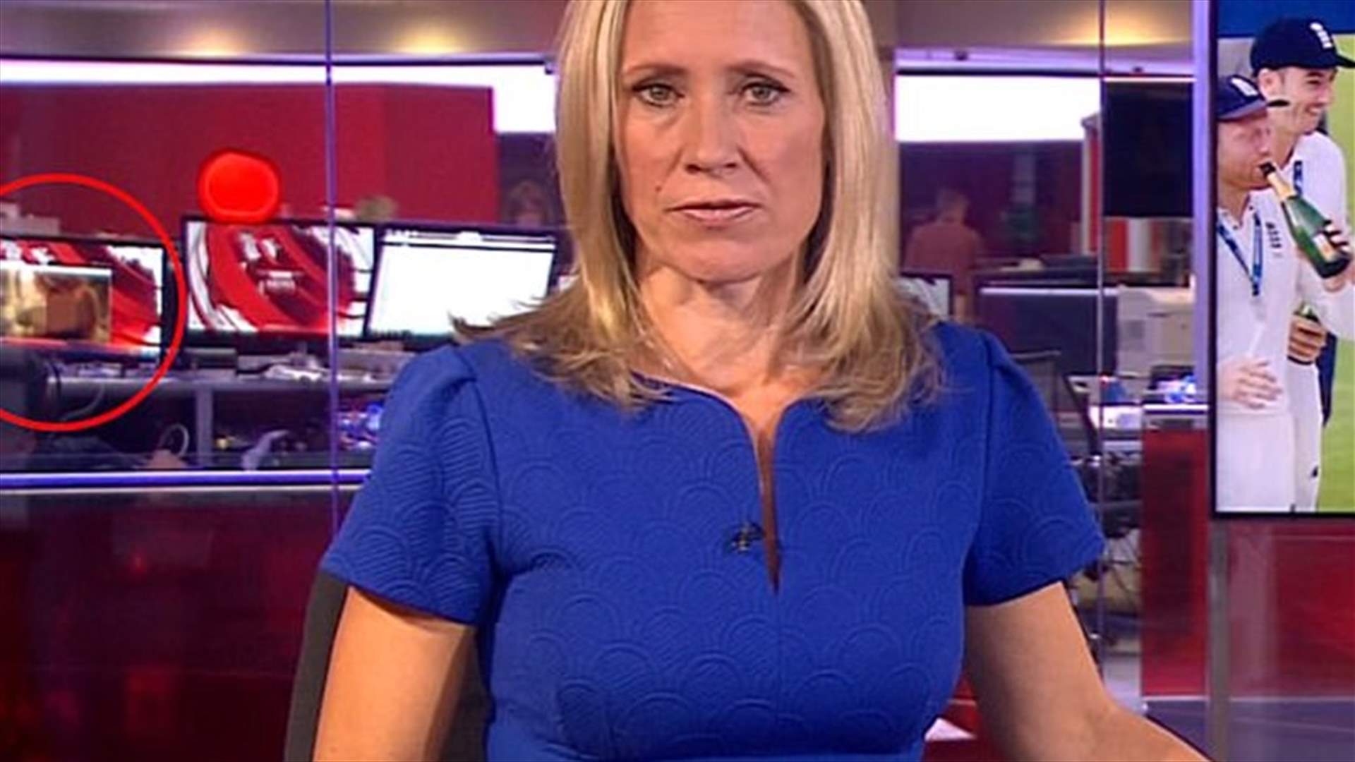 بالفيديو - موظف في BBC يفاجئ الجميع بما كان يشاهده خلال البث المباشر
